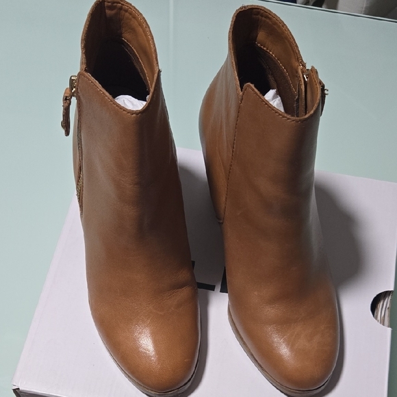 Tan Leather Ankle Boots with Zipper and Stacked Heel - Picture 1 of 5